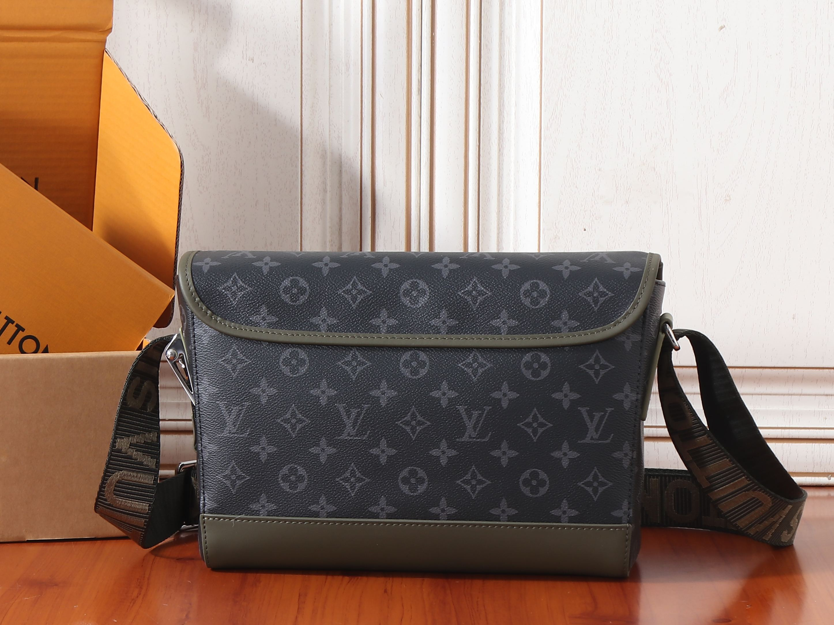 LV Courrier Messenger Bag M28629 37x27x12cm