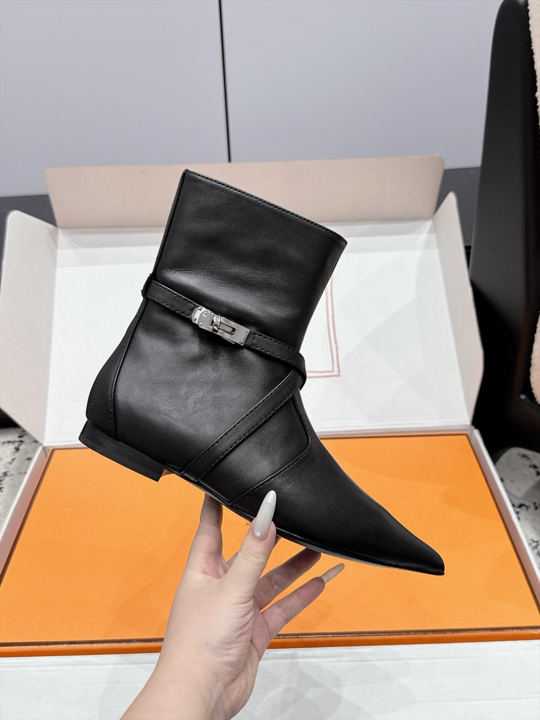 ua H**mes nice ankle boot