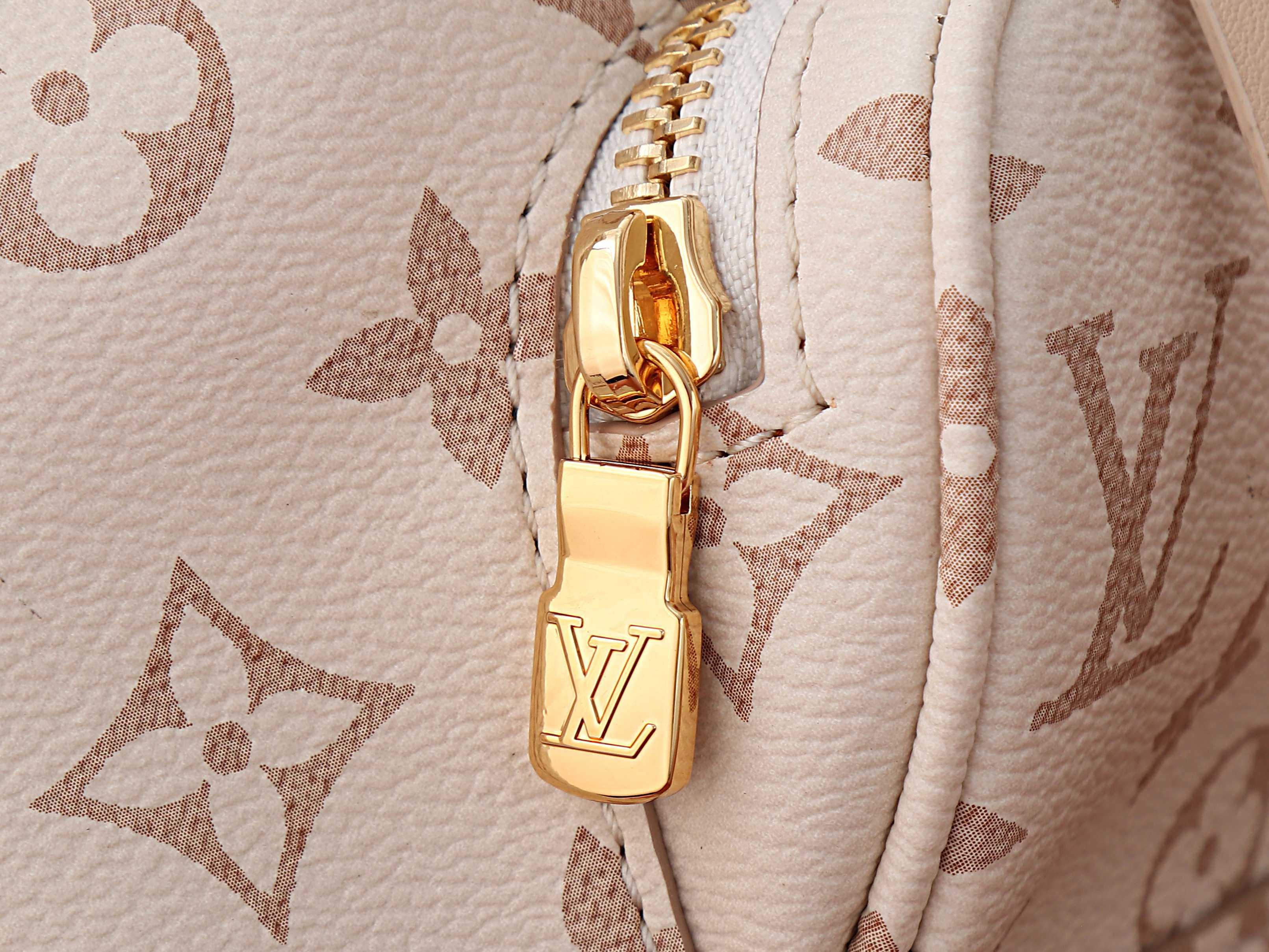LV Montsouris Mini M2A079 24x25x12cm