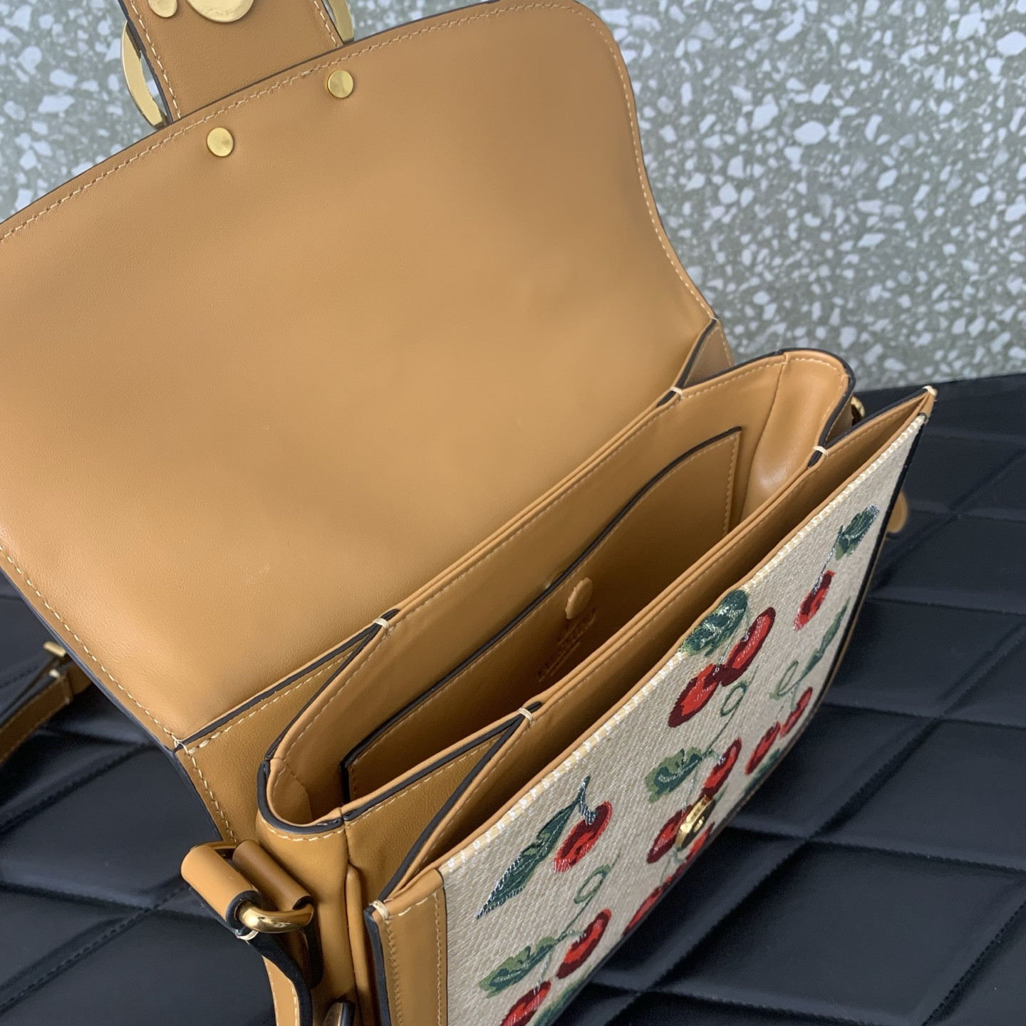 Va1e*ntin0 garavani 9to5 shoulder bag 24.5x18.5x8cm
