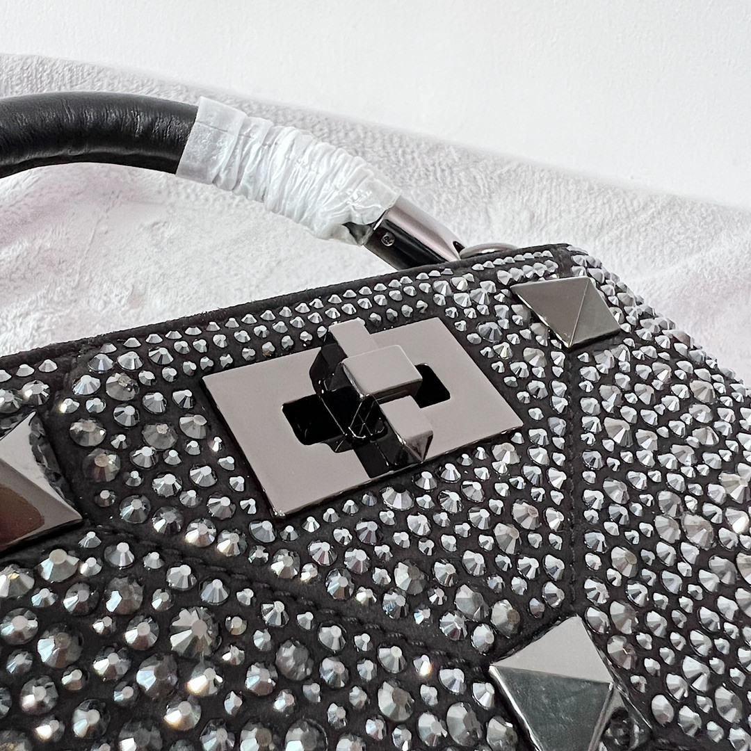 Va1e*ntin0 garavani roman stud bag 20x15x9cm