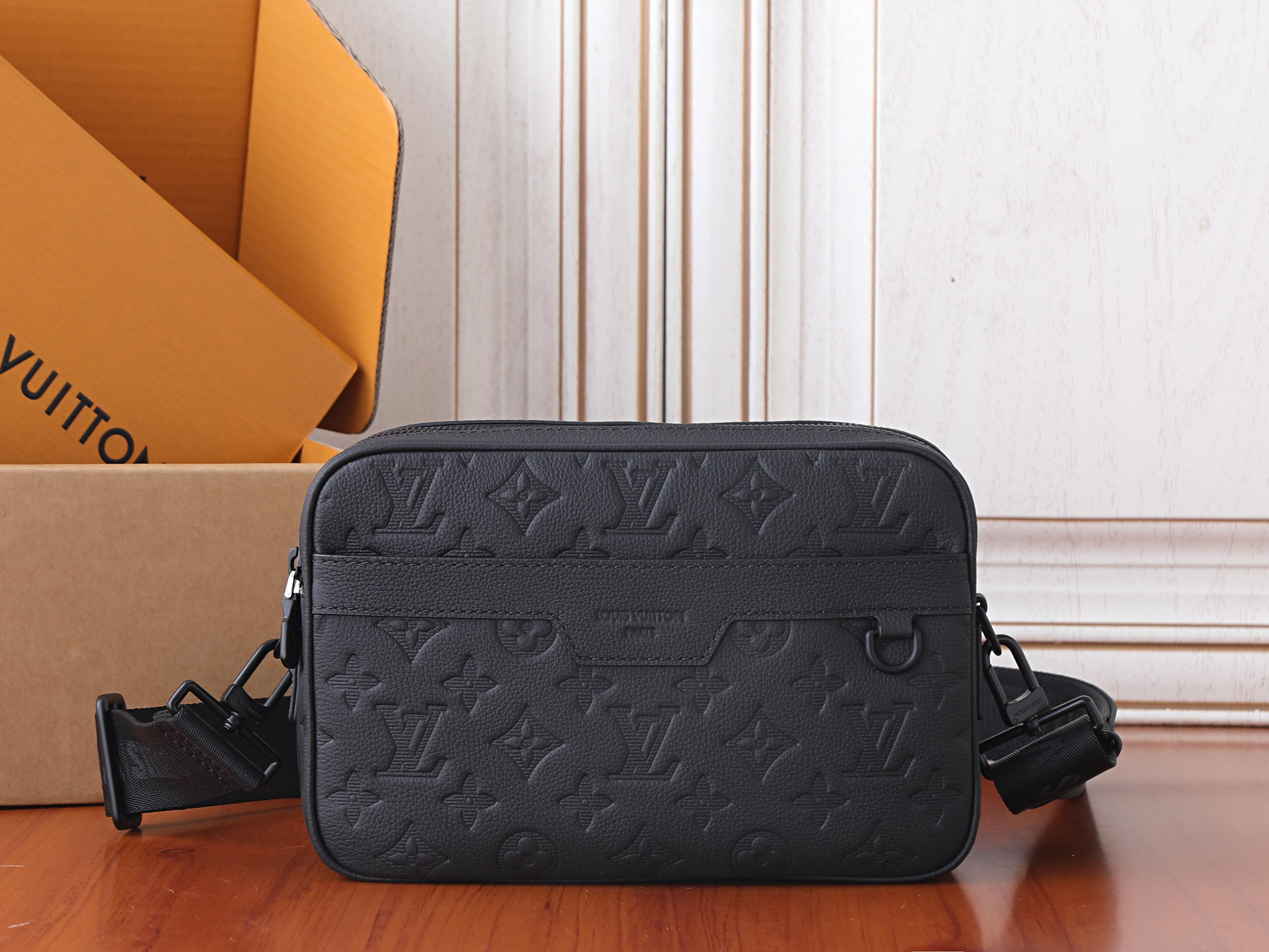 LV Alpha Messenger M28785 24x16x8cm