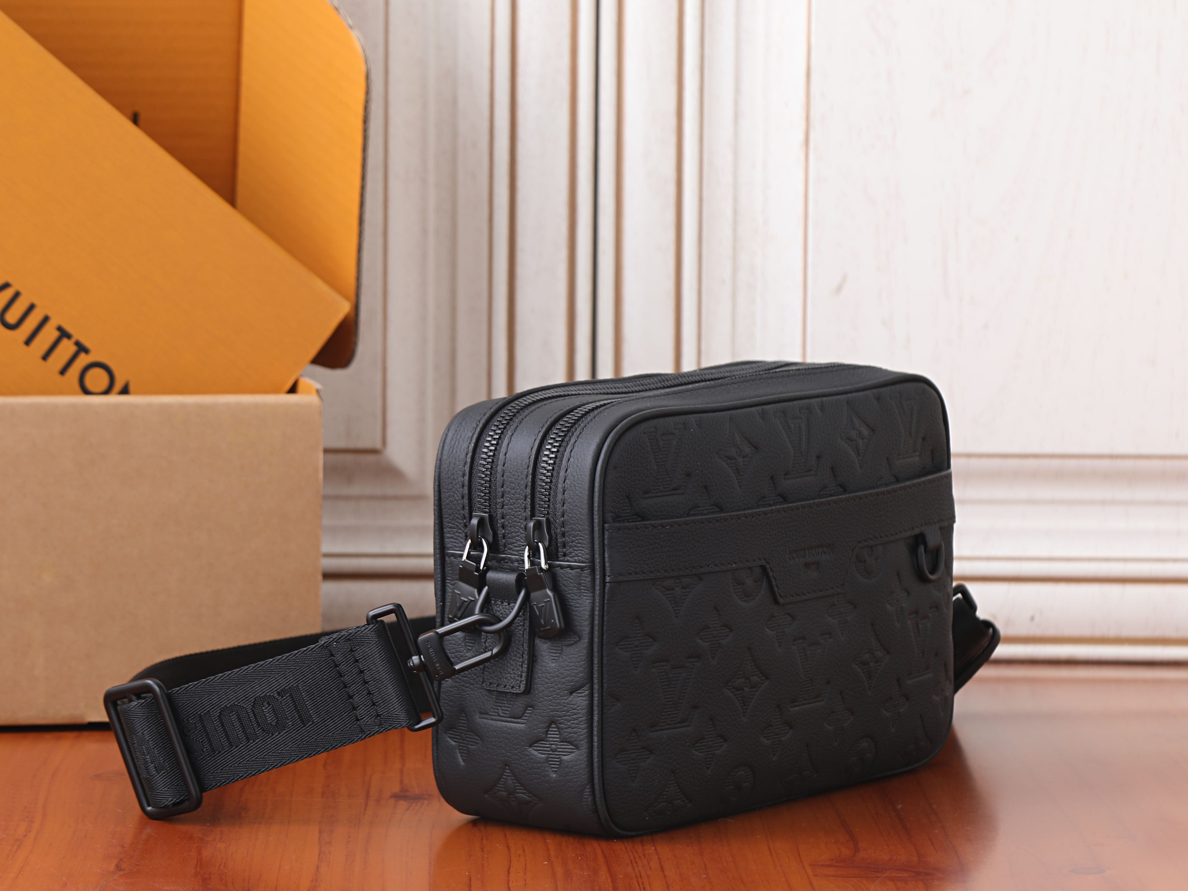 LV Alpha Messenger M28785 24x16x8cm