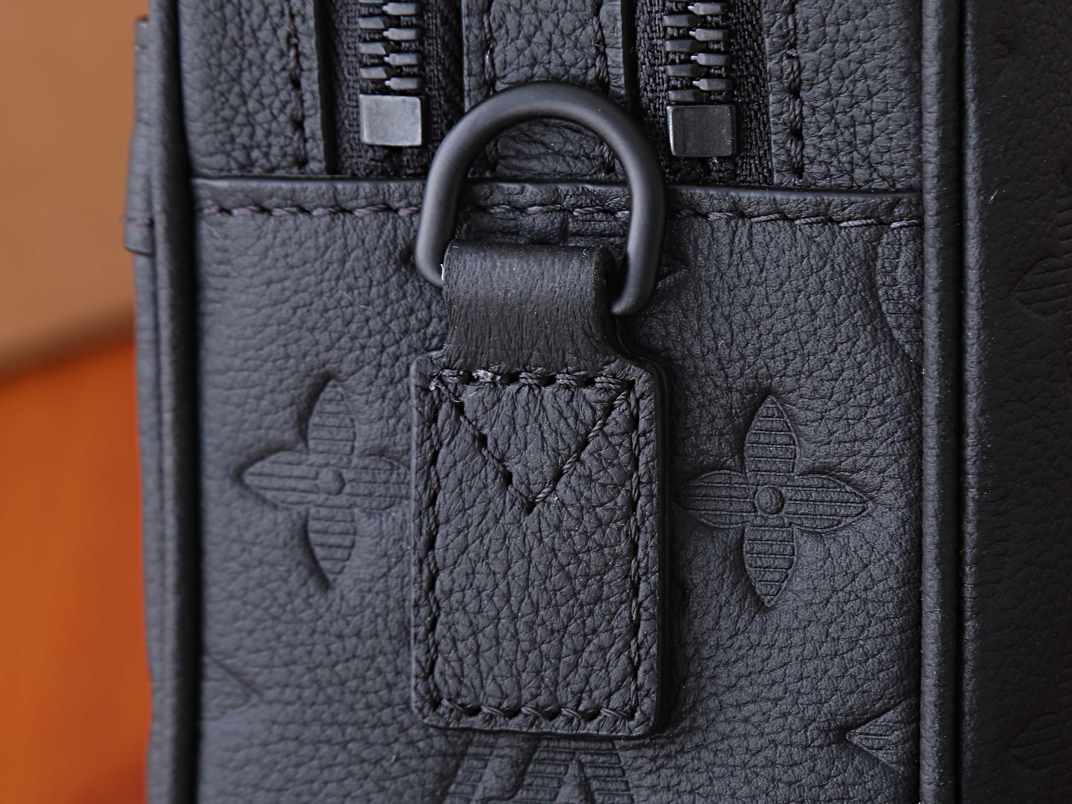 LV Alpha Messenger M28785 24x16x8cm