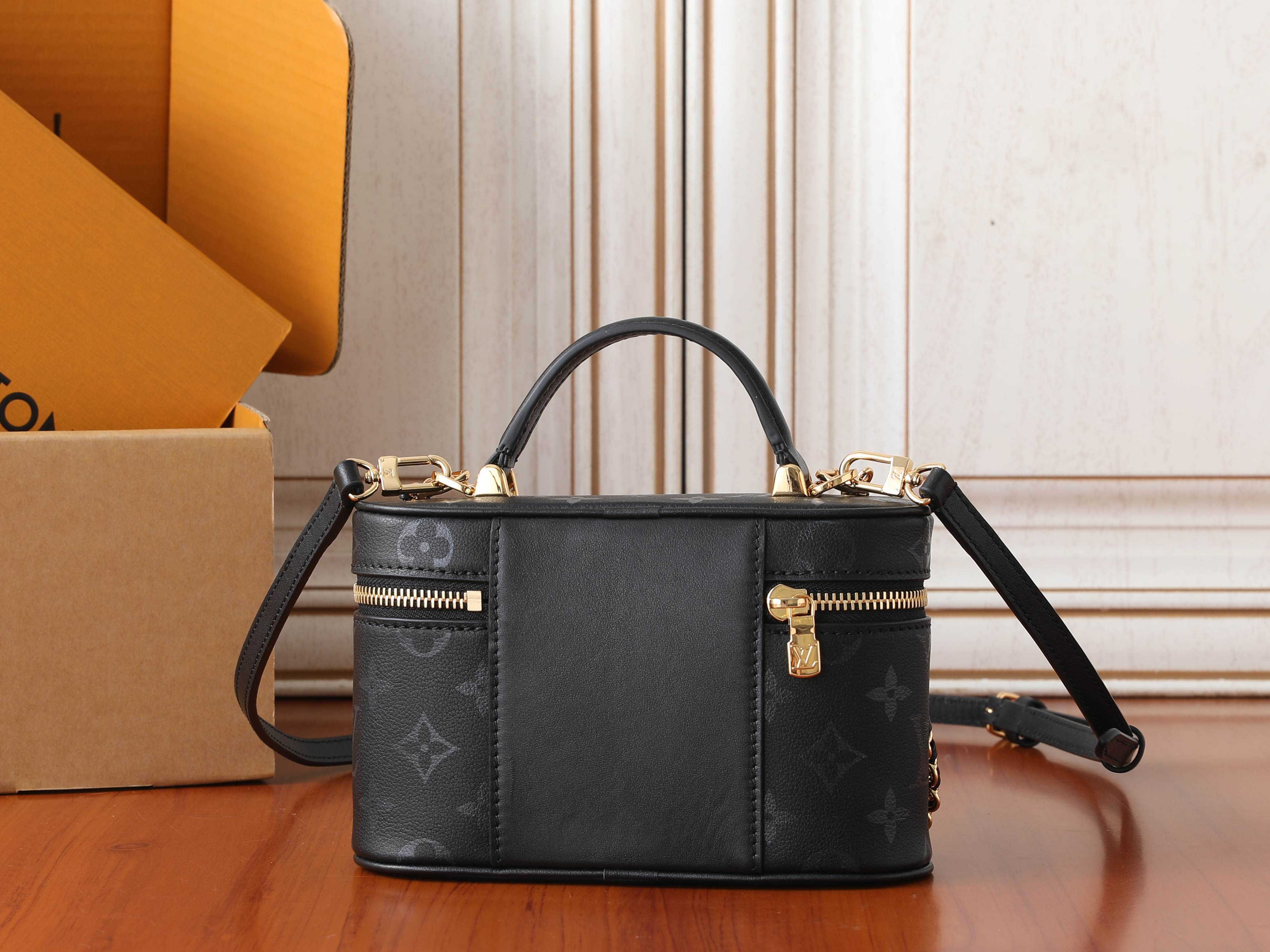 LV Vanity Chain Pouch M3A372 19x11.5x6.5cm