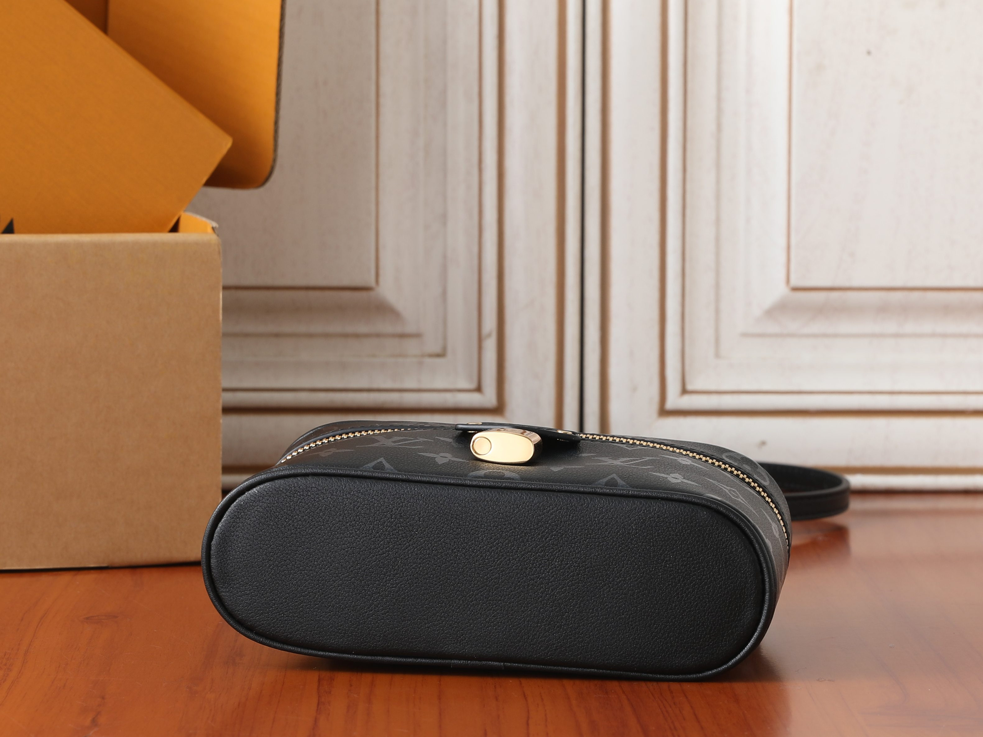 LV Vanity Chain Pouch M3A372 19x11.5x6.5cm