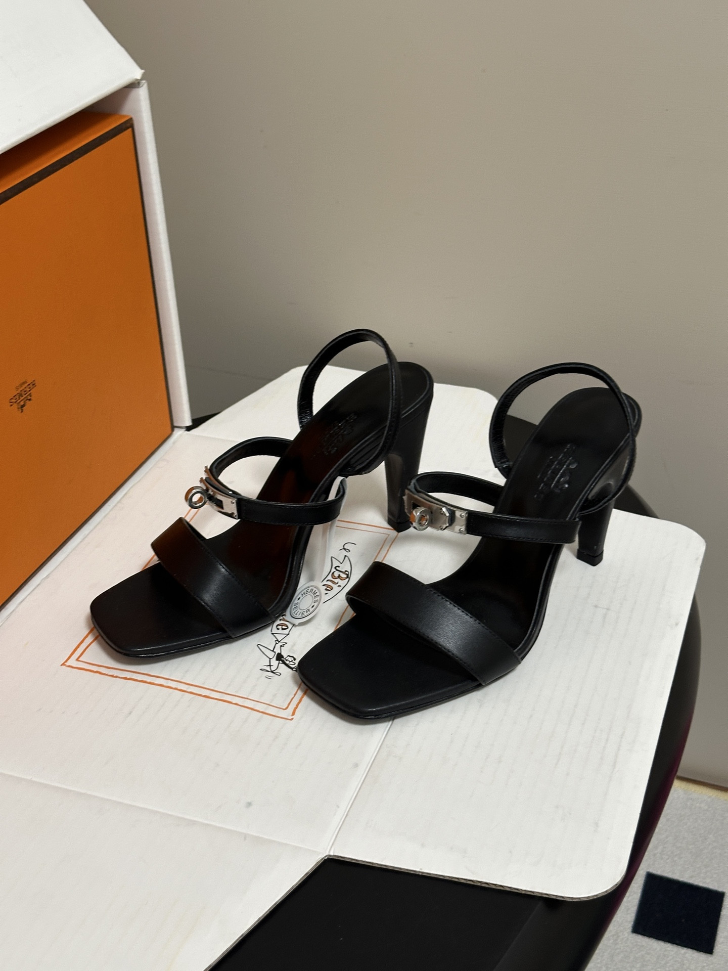 ua H**mes glamour sandals