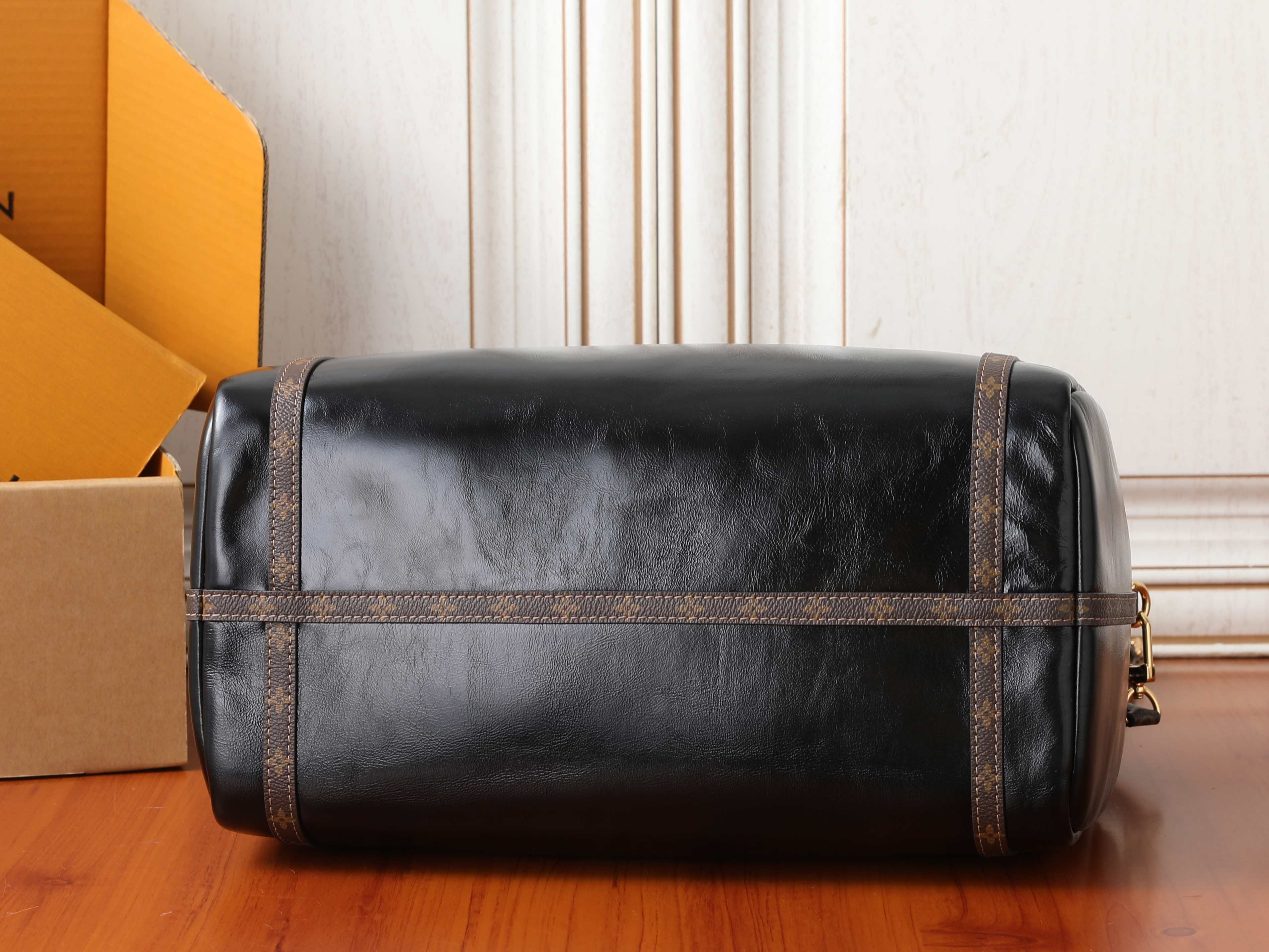 LV Express MM M2B149 36 x 24 x 18.5 cm