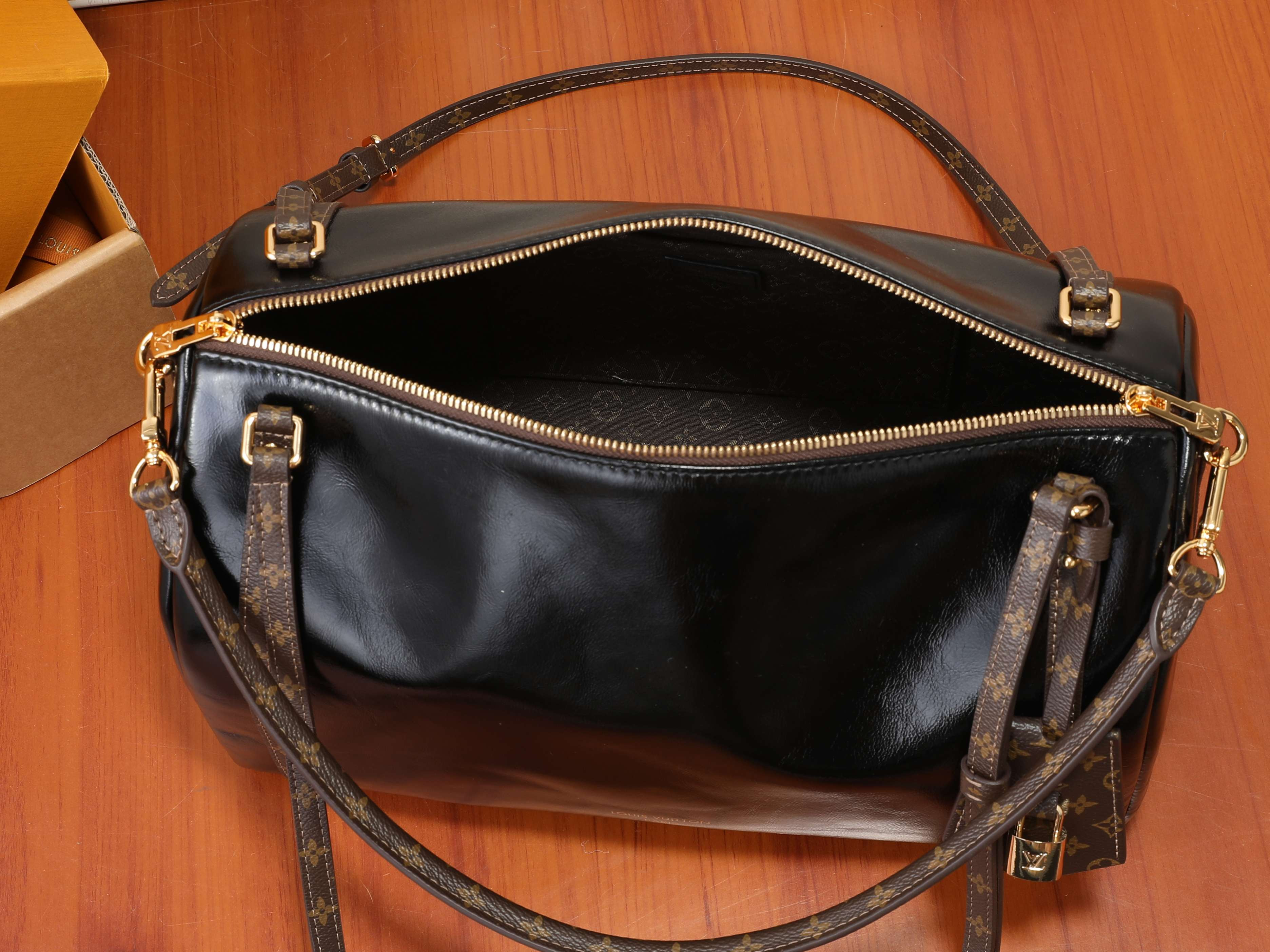 LV Express MM M2B149 36 x 24 x 18.5 cm