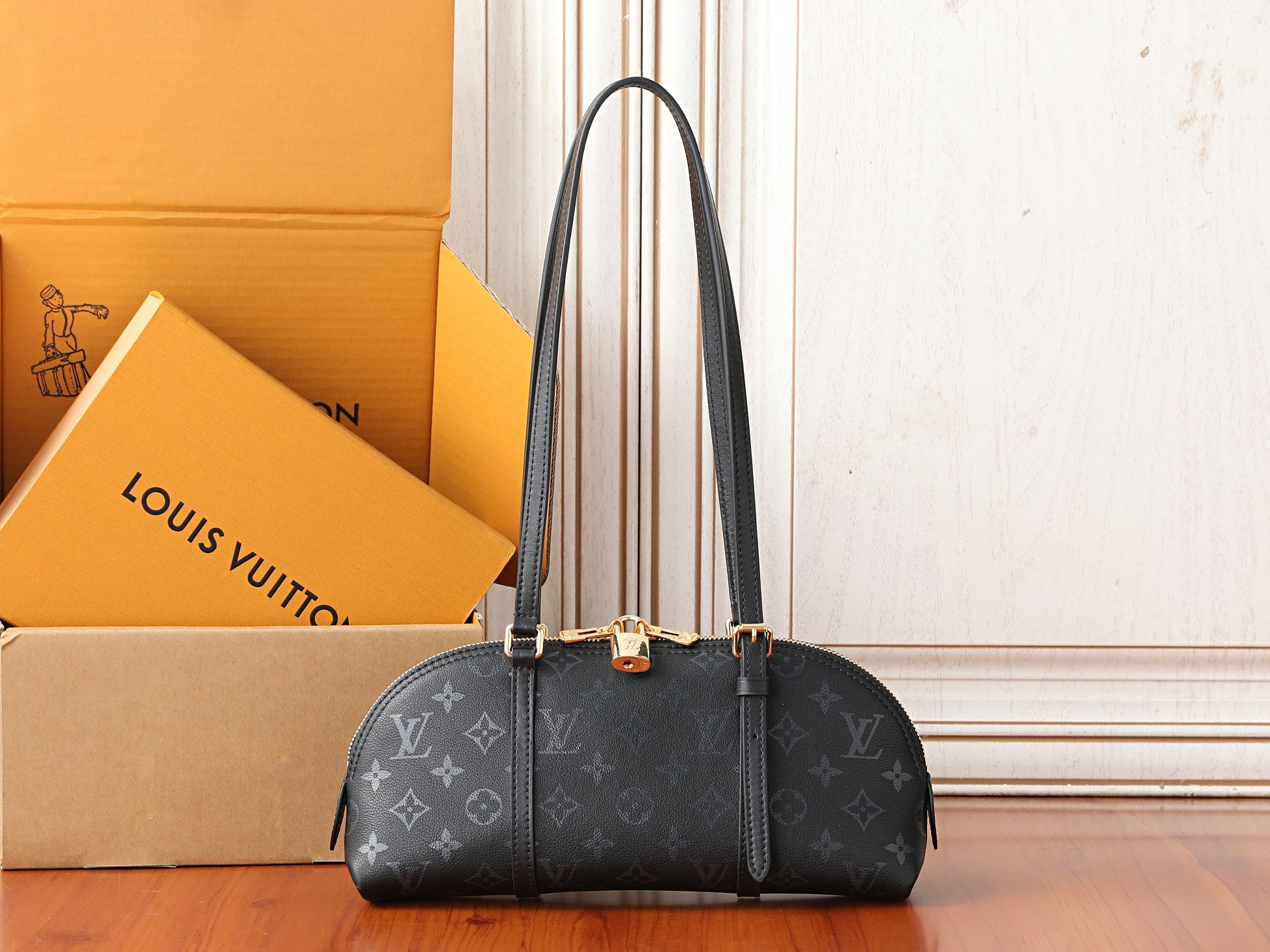 LV Squire East-West M3A167 29 x 14 x 8 cm