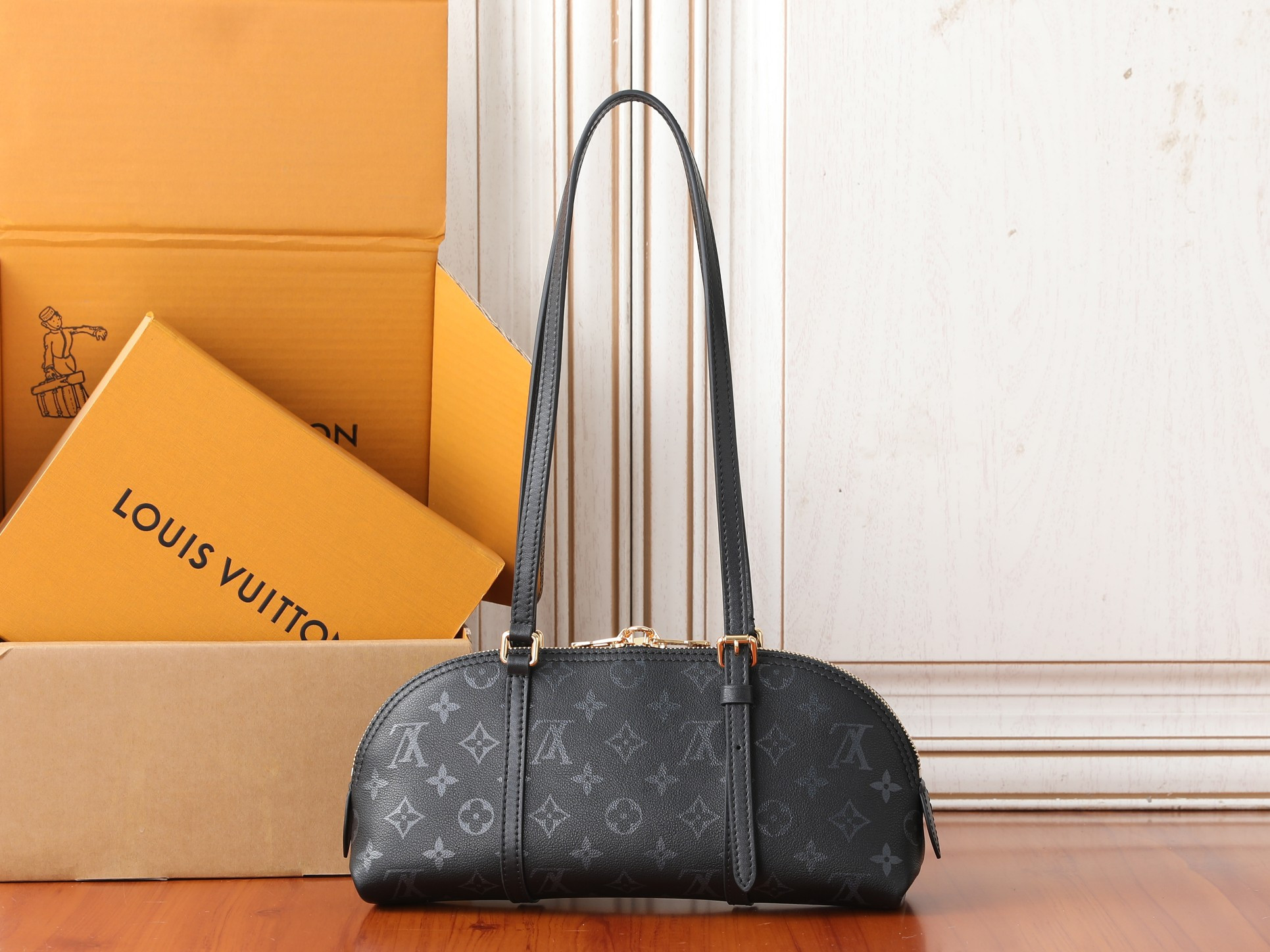 LV Squire East-West M3A167 29 x 14 x 8 cm