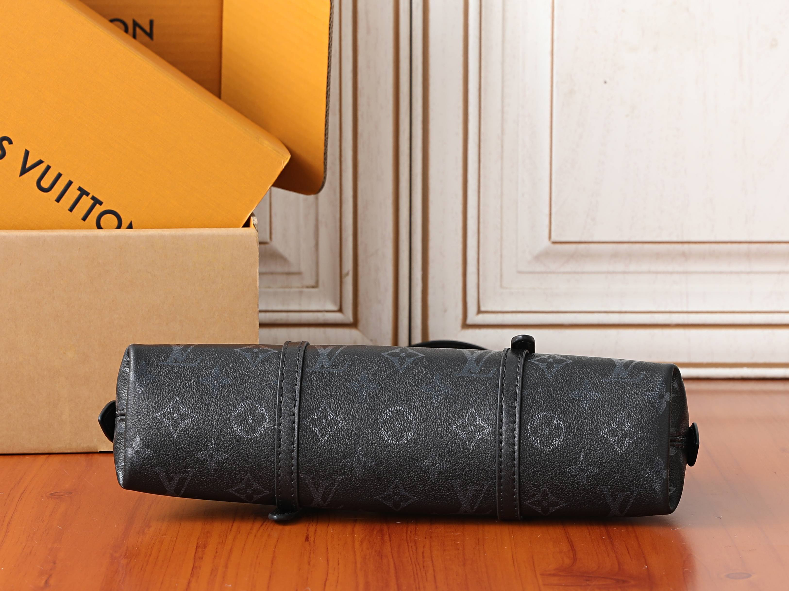 LV Squire East-West M3A167 29 x 14 x 8 cm