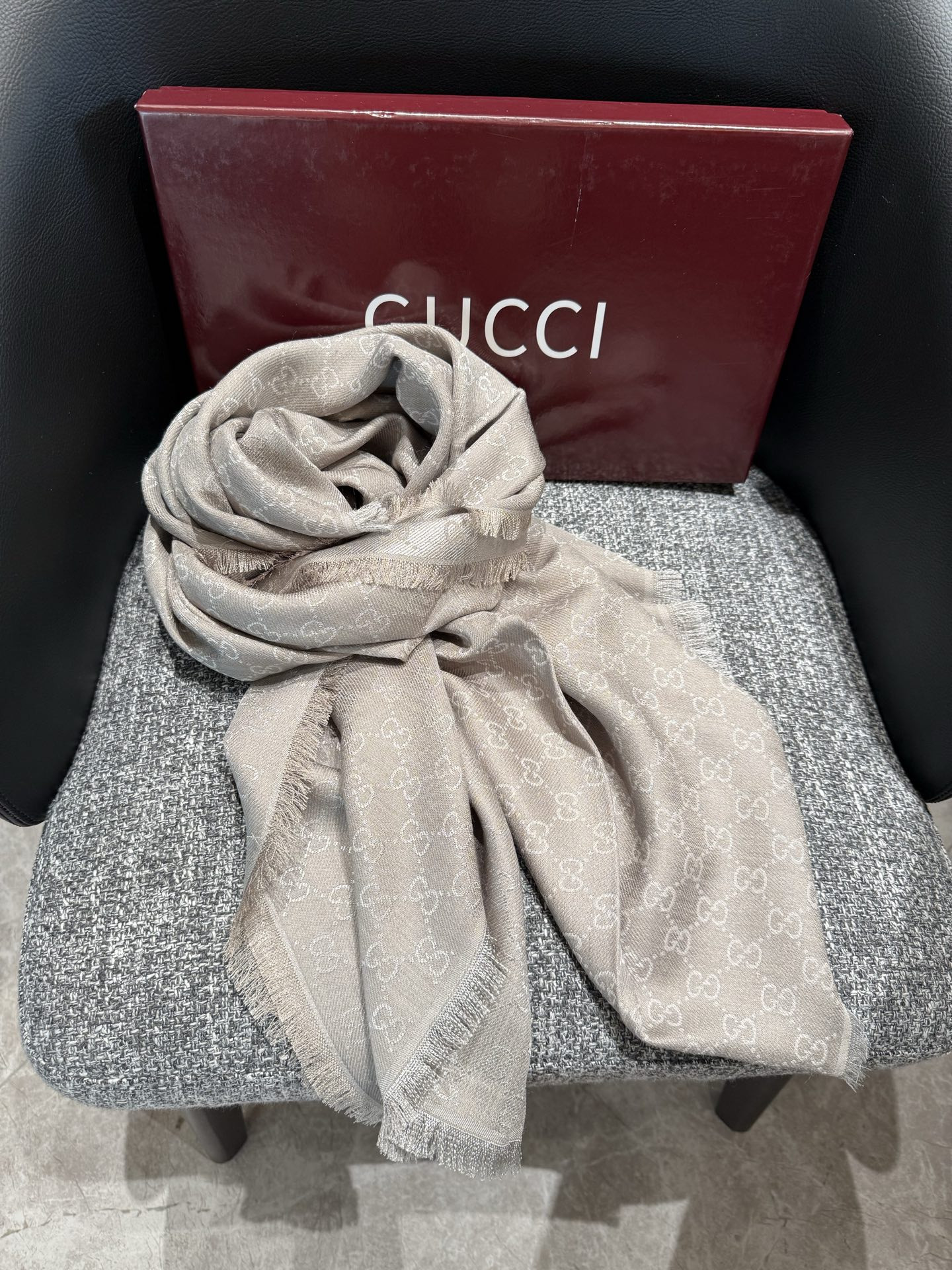 G*u*i scarf 140x140cm