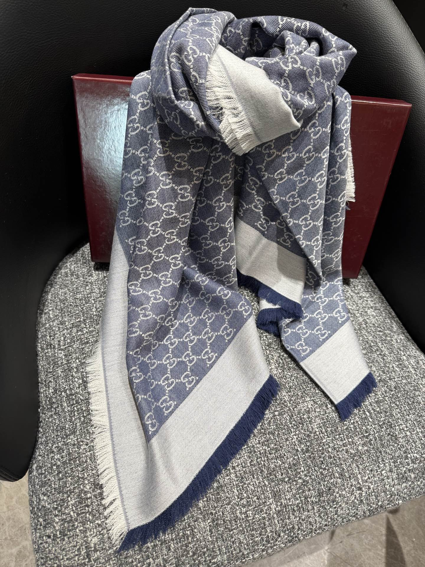 G*u*i scarf 140x140cm