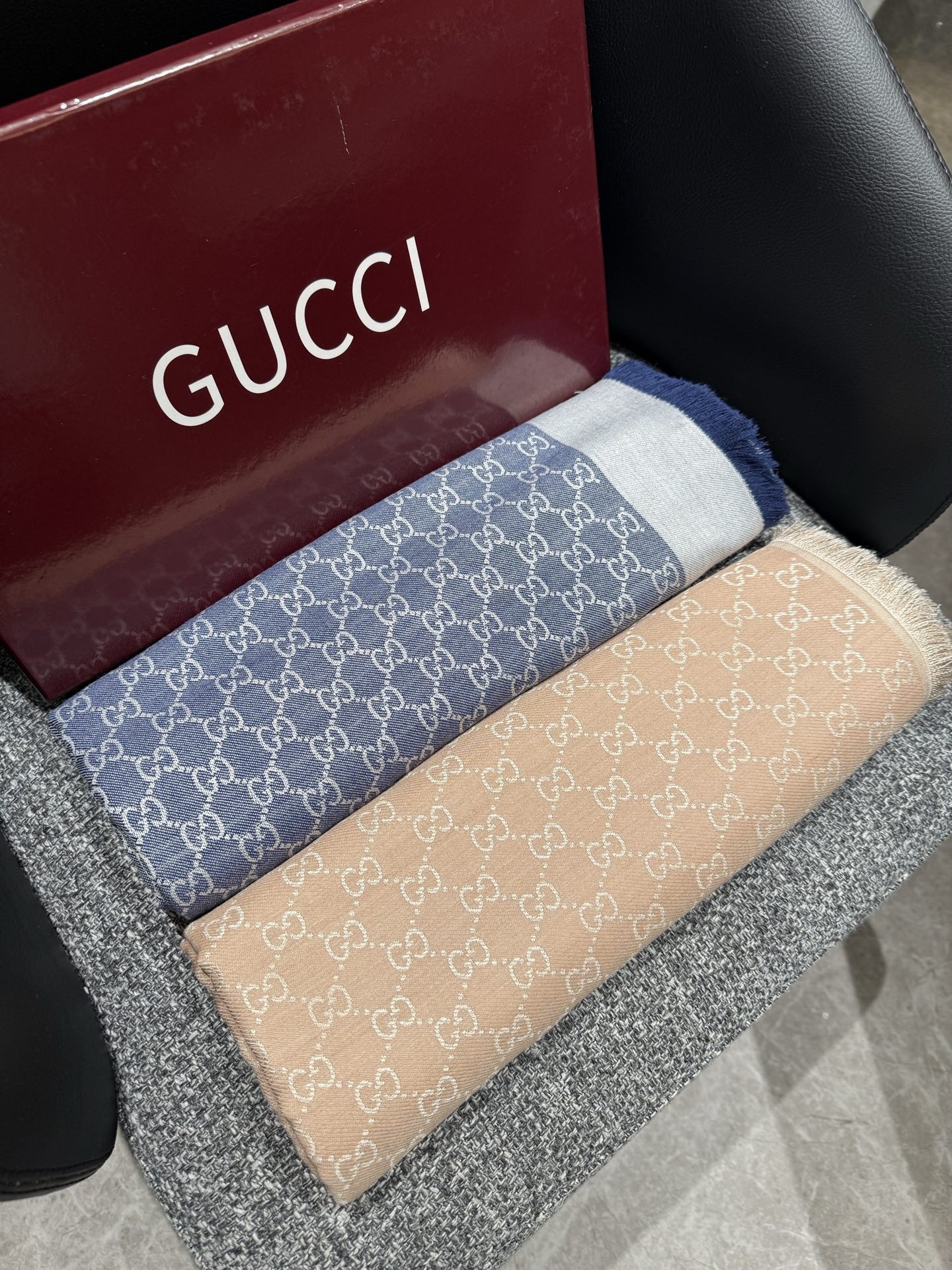 G*u*i scarf 140x140cm